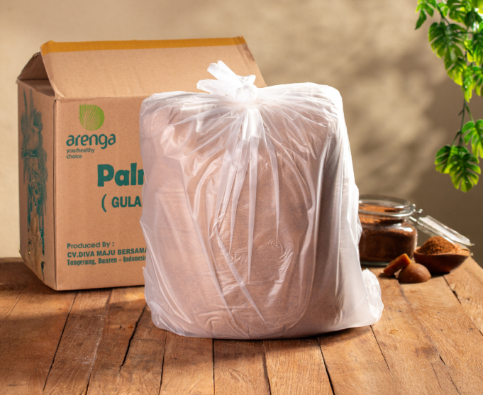 Kardus Arenga Palm Sugar dan gula aren bubuk kemasan curah di atas meja kayu