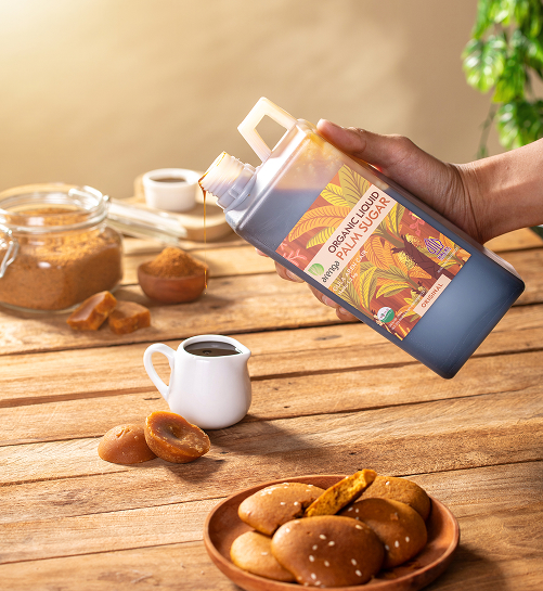 Menuang gula aren cair Arenga ke dalam kopi