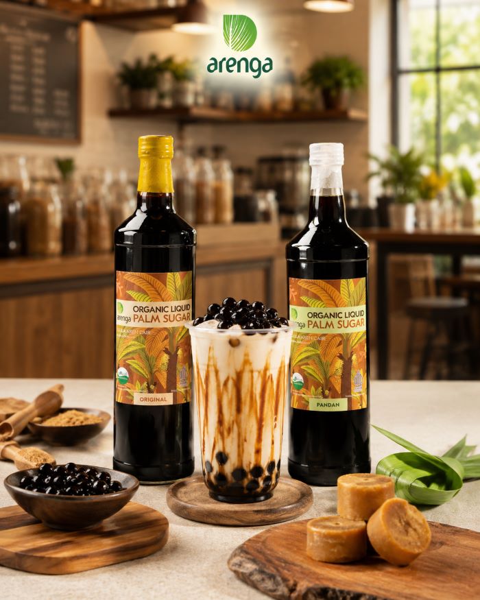 Boba milk gula aren dengan susu, boba, dan gula aren cair Arenga, disajikan di kedai kopi bersama produk Arenga Liquid Palm Sugar Original dan Pandan.