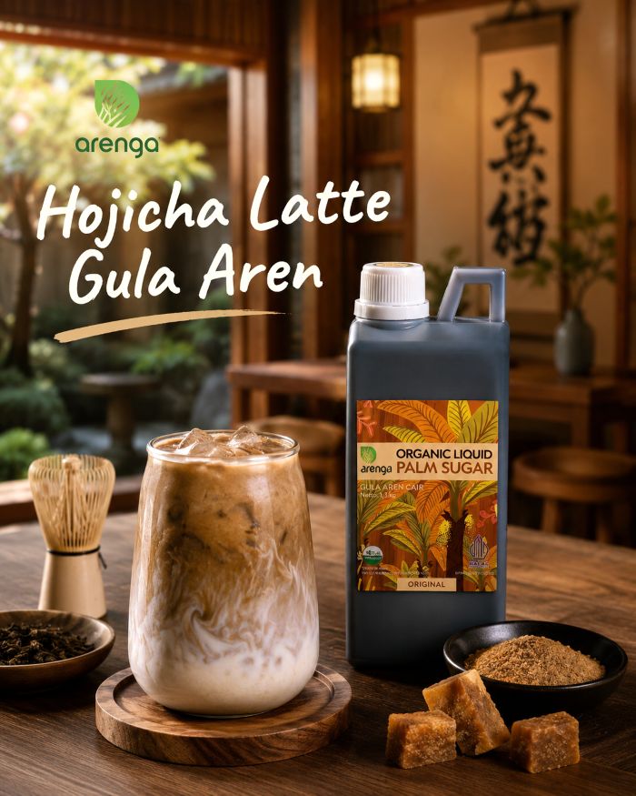 Segelas es hojicha latte dengan lapisan susu dan pemanis gula aren cair Arenga.