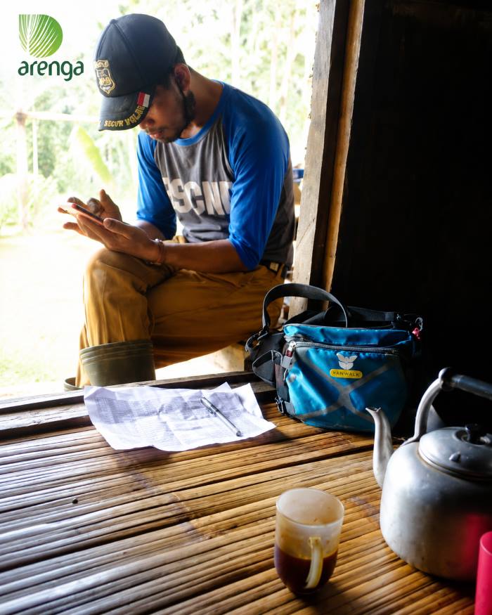 Auditor organik yang datang ke saung untuk verifikasi
