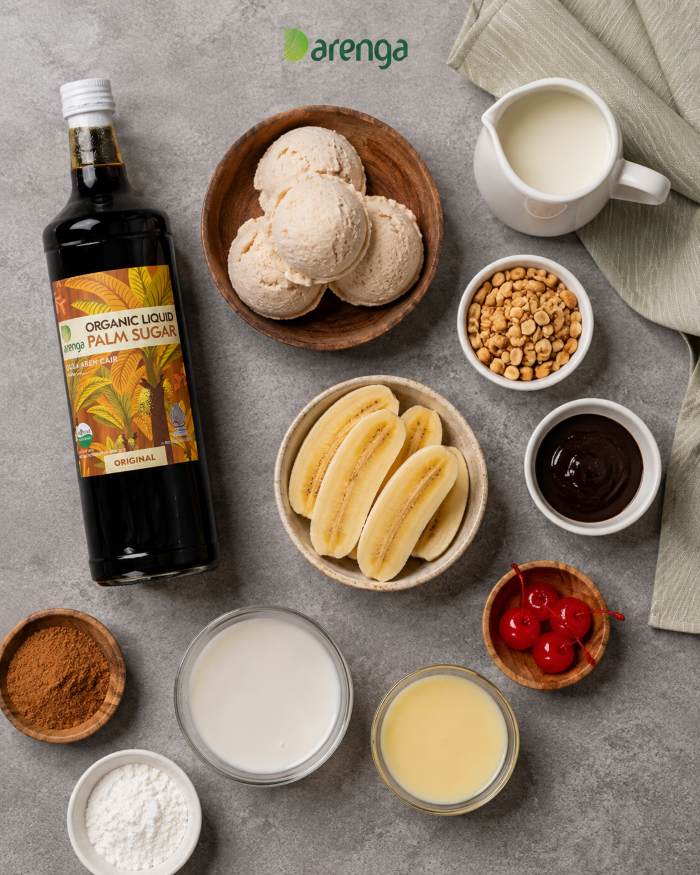 Bahan banana split gula aren dengan pisang, es krim, saus cokelat, susu, kacang, dan gula aren cair Arenga.