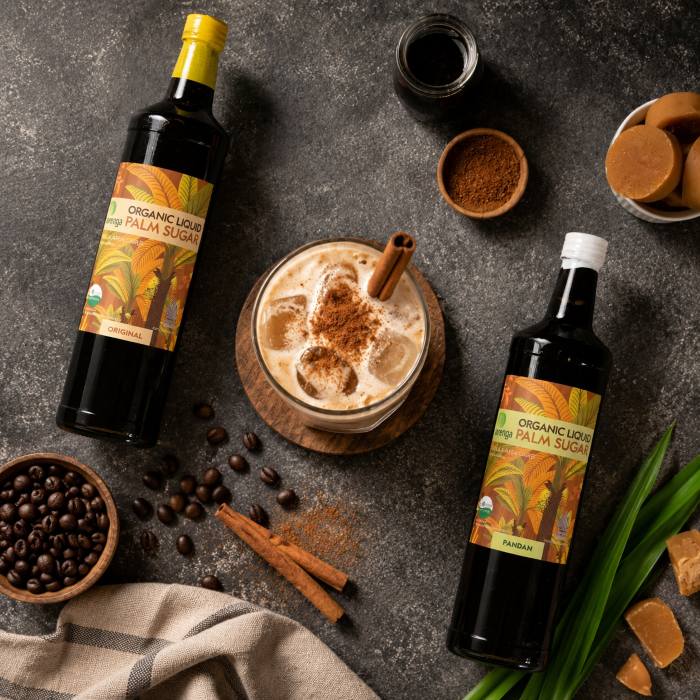 Cinnamon coffee dengan kayu manis dan Arenga Liquid Palm Sugar dalam sajian latte, dilihat dari atas.