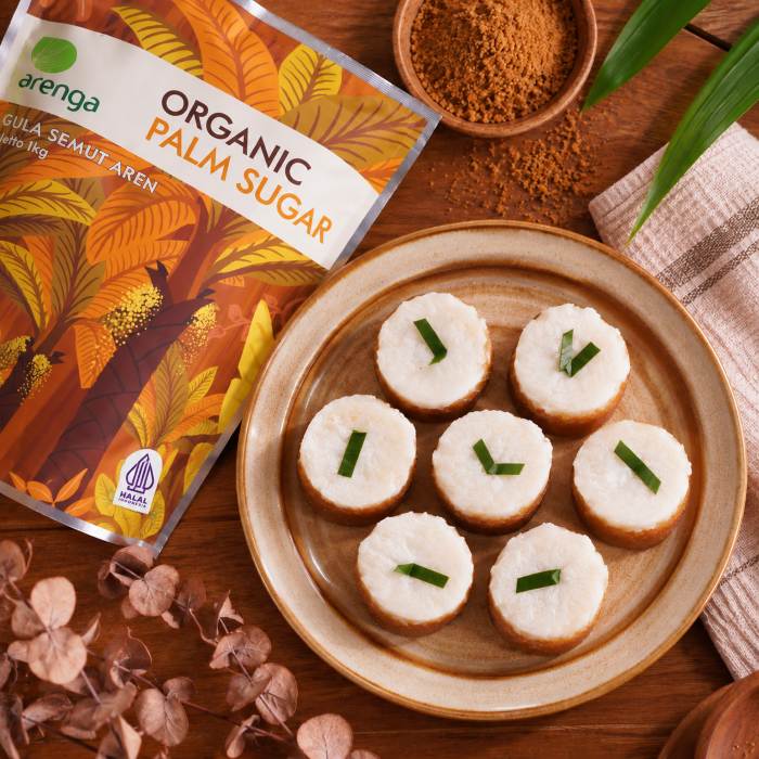Talam singkong gula aren dalam cup dengan lapisan singkong gula aren dan topping santan gurih