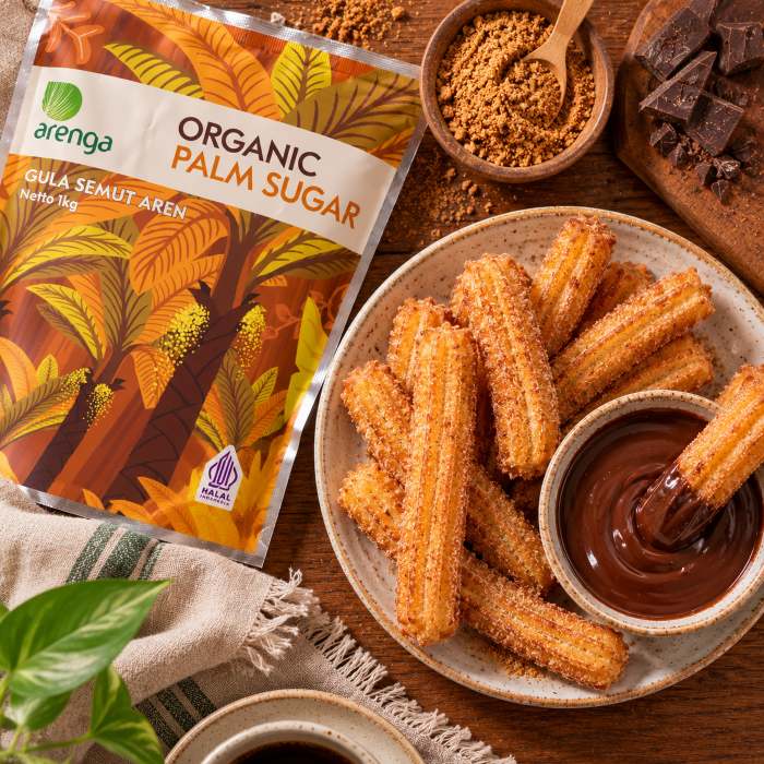Resep churros renyah dengan saus cokelat gula aren dan kemasan Gula Aren Bubuk Arenga 1 kg, difoto dari atas.